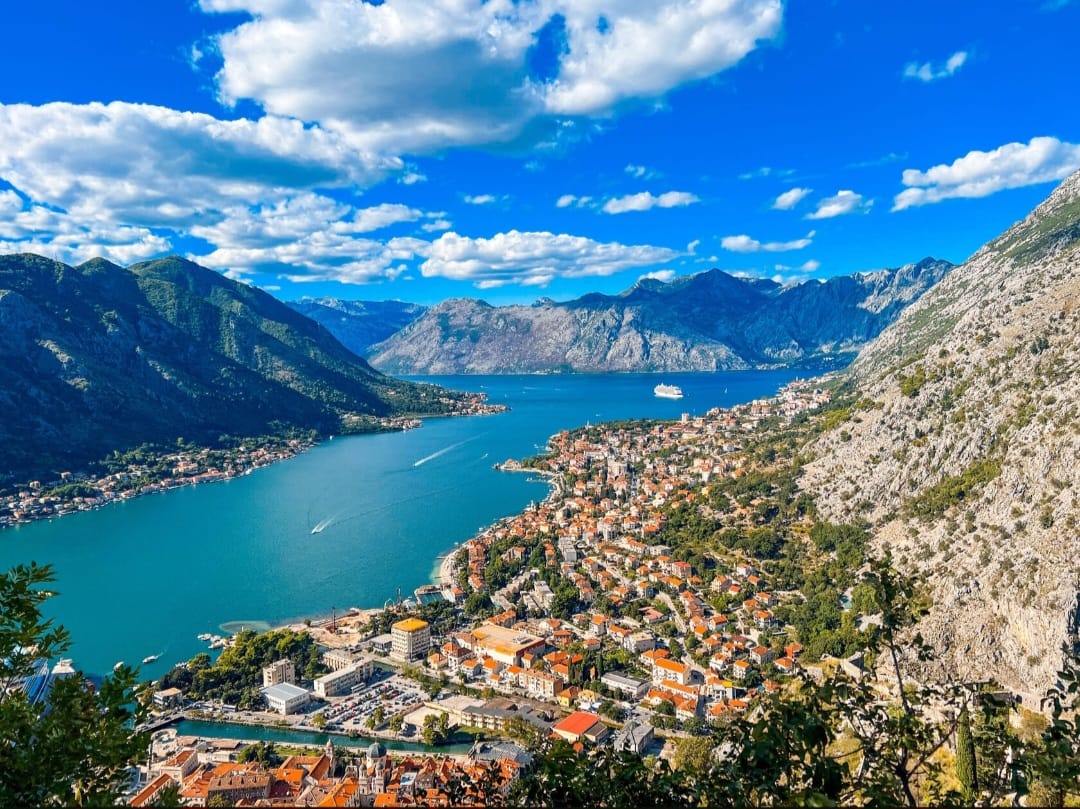 Черногория планирует отменить безвизовый режим для россиян с 2026 года